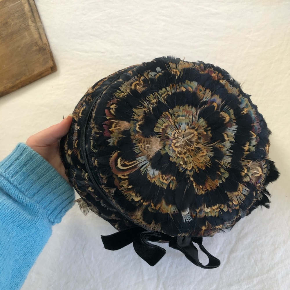 VINTAGE/ “Lane Bryant” feather + velvet hat - Picture 4 of 5